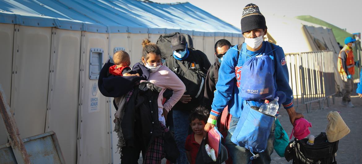 Venezuelan migrants Jhonny, Crisbel and their two children arrive at an IOM shelter in Chile. Photo: Gema Cortes / IOM