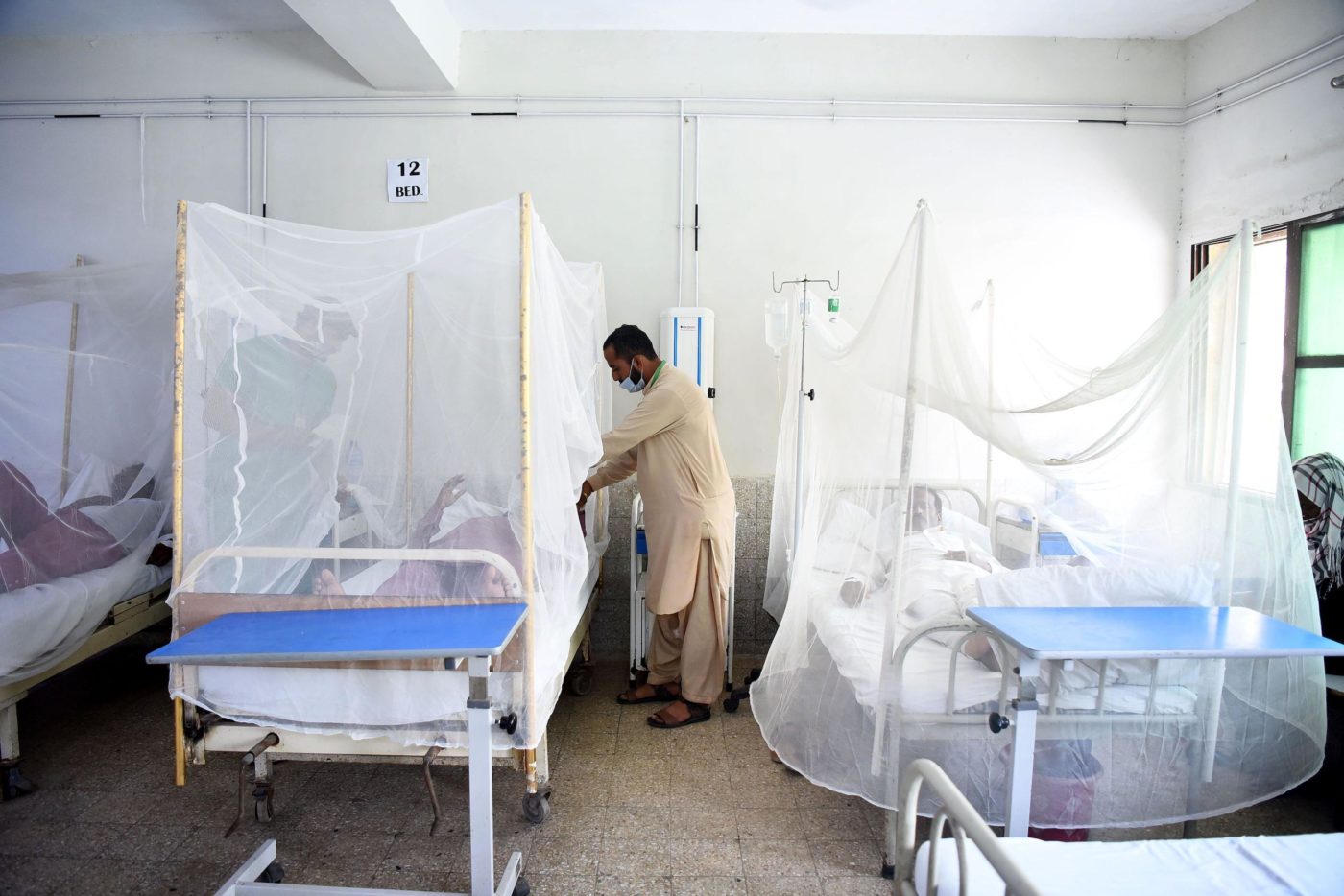 Patients affected with dengue fever are treated inside mosquito nets at a hospital in Islamabad, capital of Pakistan on 15 September 2022. Pakistan's capital Islamabad has been facing a surge in dengue cases as 72 new cases were reported in the last 24 hours, amid an outbreak of the disease in the country, health authorities said. Photo: Ahmad Kamal / Xinhua / Alamy Live News