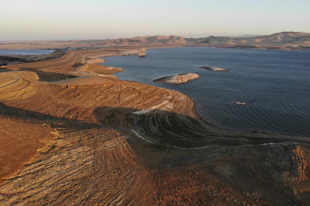 Water levels are low at San Luis Reservoir, which stores irrigation water for San Joaquin Valley farms, in Gustine, California, 14 September 2022. As climate change brings hotter temperatures and more severe droughts, cities and states around the world are facing water shortages as lakes and rivers dry up. Photo: AP Photo / Terry Chea