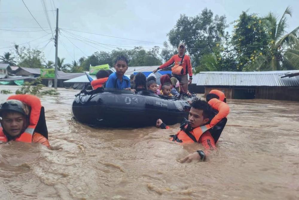 Philippine Coast Guard (PCG) rescuers evacuate residents from their flooded homes due to a tropical storm, locally named Paeng, in Maguindanao province, Philippines, 28 October 2022. Photo: Philippine Coast Guard / AP News