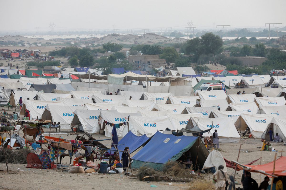 A view shows tents of the displaced people, following rains and floods during the monsoon season in Sehwan, Pakistan, 14 September 2022. Photo: Akhtar Soomro / REUTERS