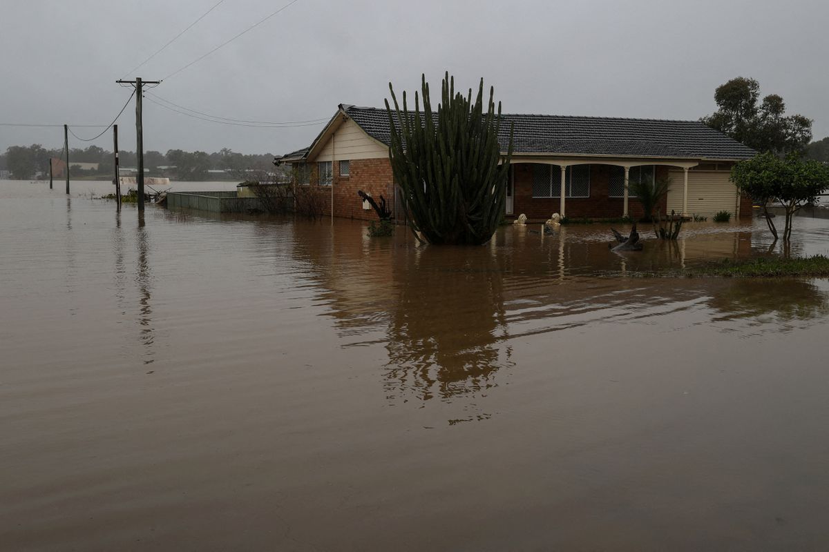 A home is inundated by floodwaters, following heavy rains and severe flooding in the McGraths Hill suburb of Sydney, Australia, 6 July 2022. Photo: Loren Elliott / REUTERS