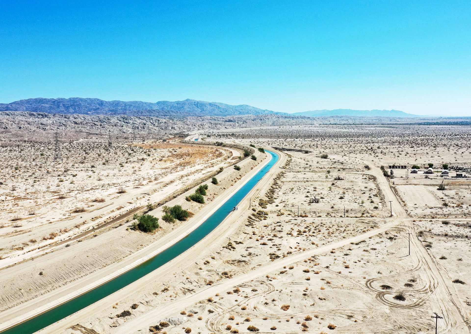 An aerial view of the Coachella canal, conveying Colorado river water, in Mecca, California, U.S., 19 September 2022. Photo: Aude Guerrucci / REUTERS