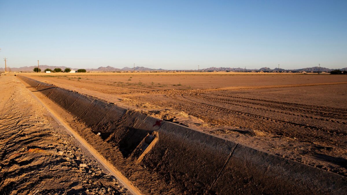 A view of a fallow field and a dry irrigation canal in Palo Verde, California, U.S., 19 September 2022. Photo: Aude Guerrucci / REUTERS