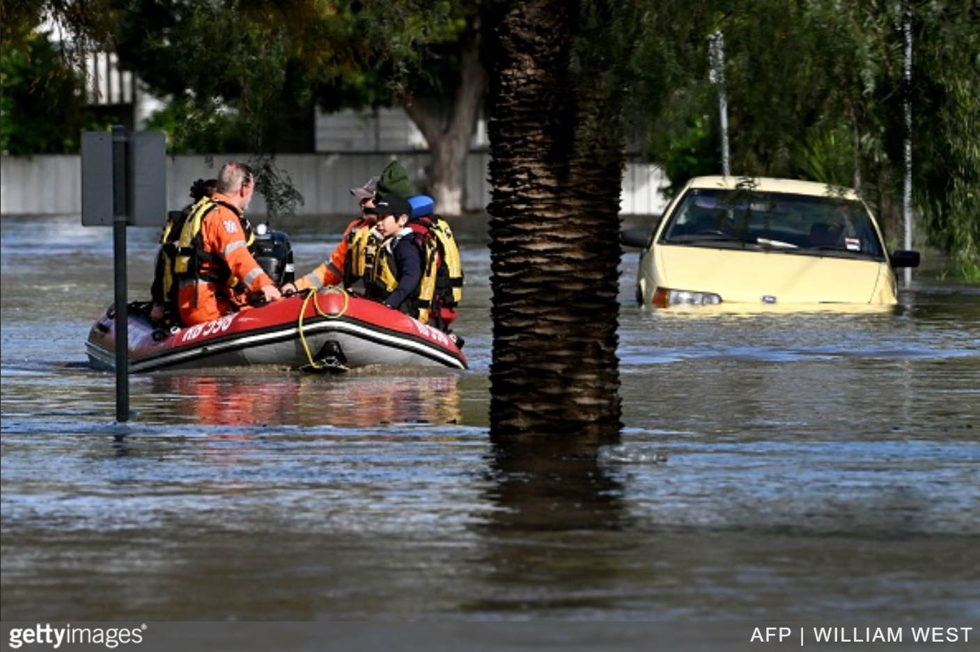 Emergency workers evacuate residents during floods in the Melbourne suburb of Maribyrnong on 14 October 2022. Photo: William West / AFP / Getty Images