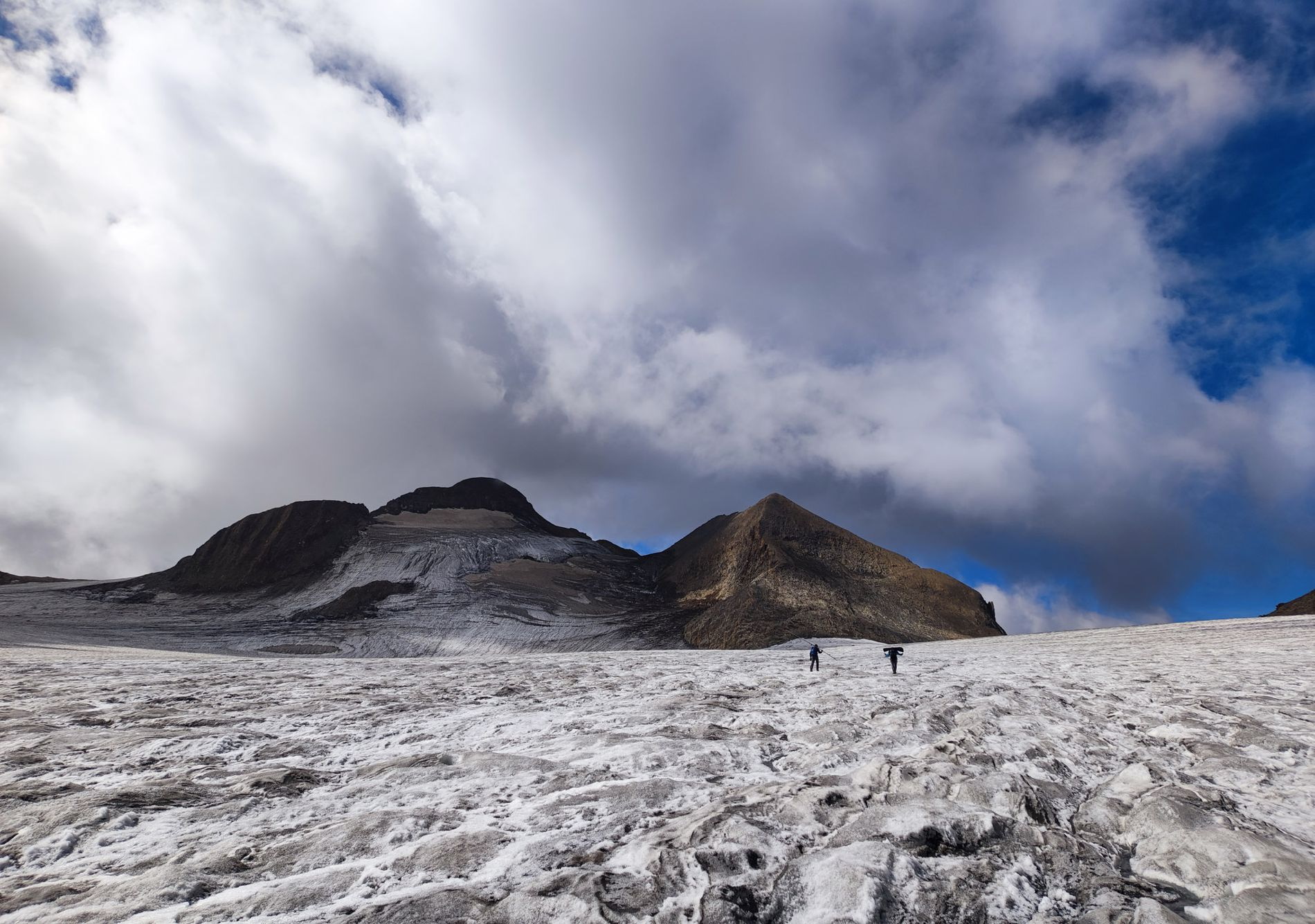 Glaciologists walk on the Gries Glacier (Valais). At the beginning of September 2022, the glacier was entirely clear of snow right up to the highest regions. Photo: Matthias Huss / Swiss Academy of Sciences