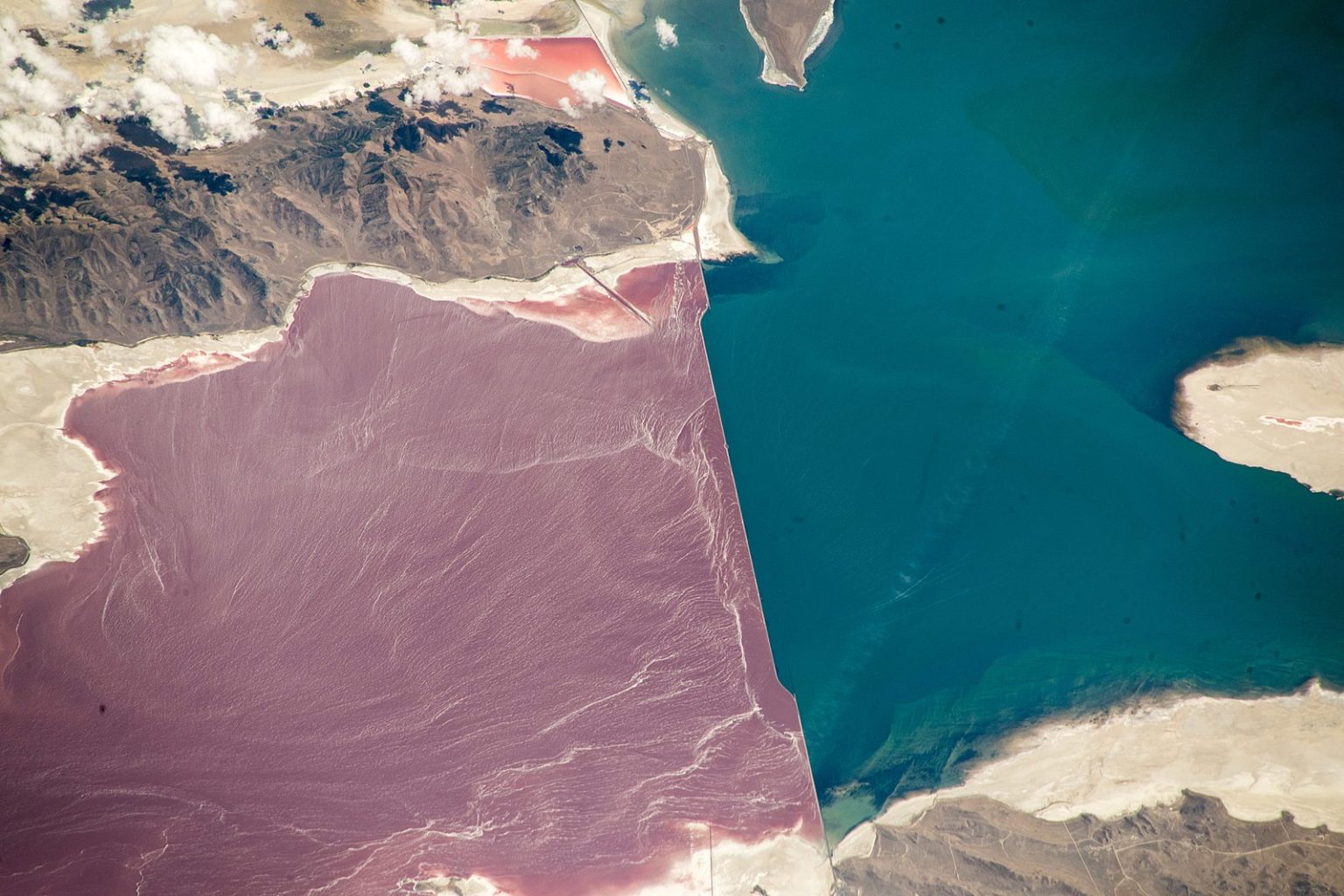 Satellite images showing the color divide caused by human activity in the Great Salt Lake. Photo: A. Gerst / ESA / CC BY-SA 3.0 IGO