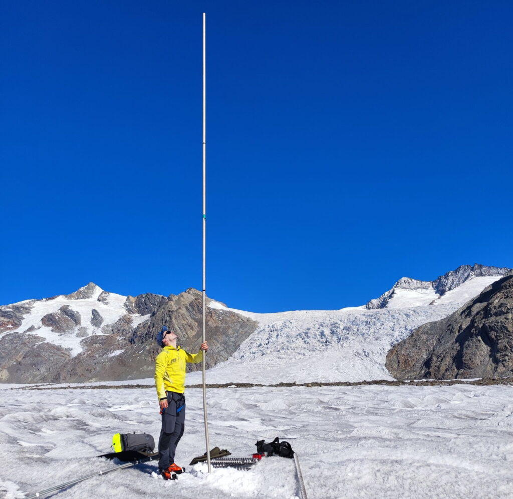In 2022, more than 6 meters of ice melted on the Konkordiaplatz in the heart of the Great Aletsch Glacier (Valais) in Switzerland. Photo: Matthias Huss / Swiss Academy of Sciences