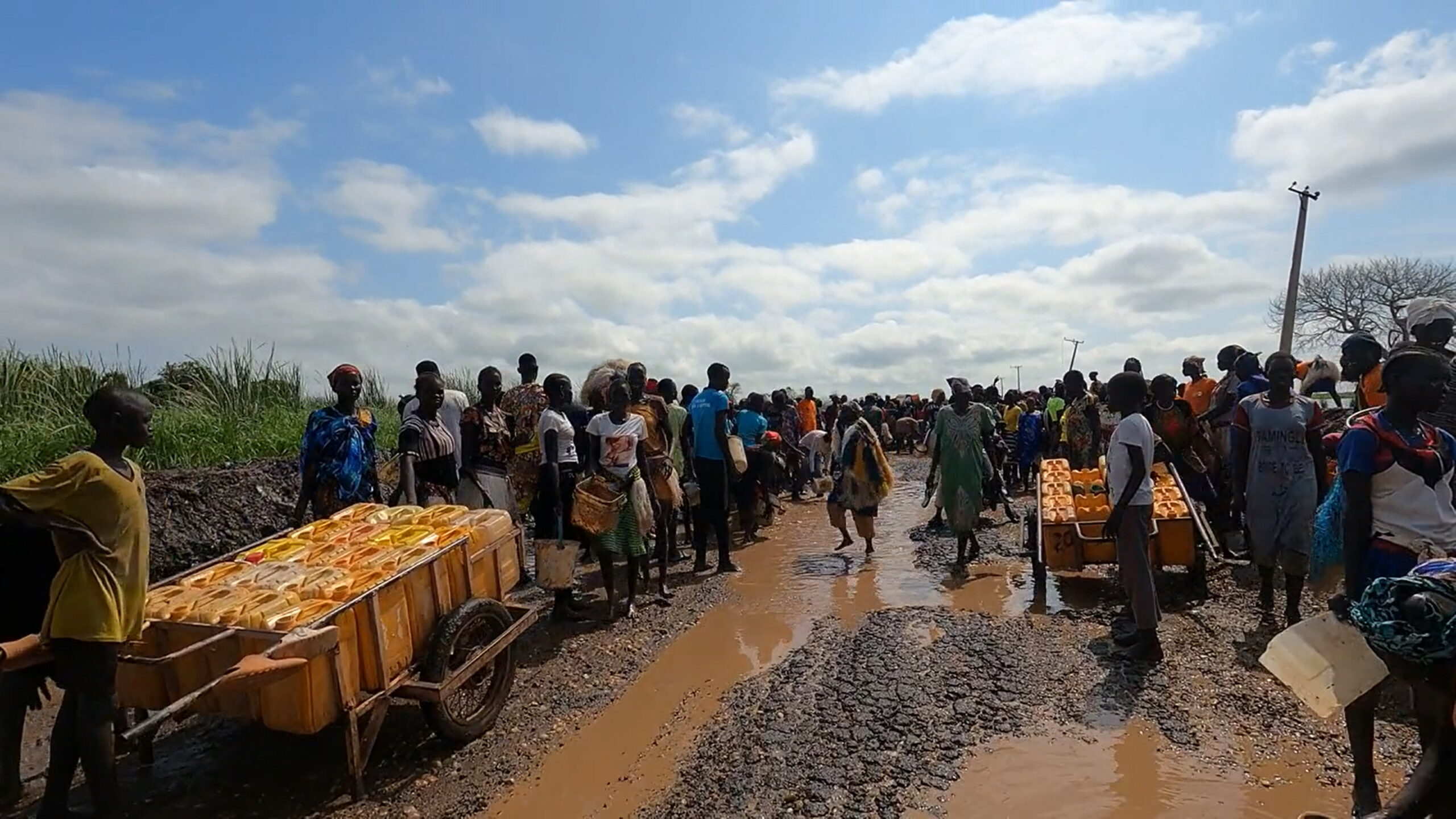 People shore up berms against flooding around South Sudan’s capital, Bentiu, following the fourth year of historic rainfall, 18 October 2022. Photo: UNHCR