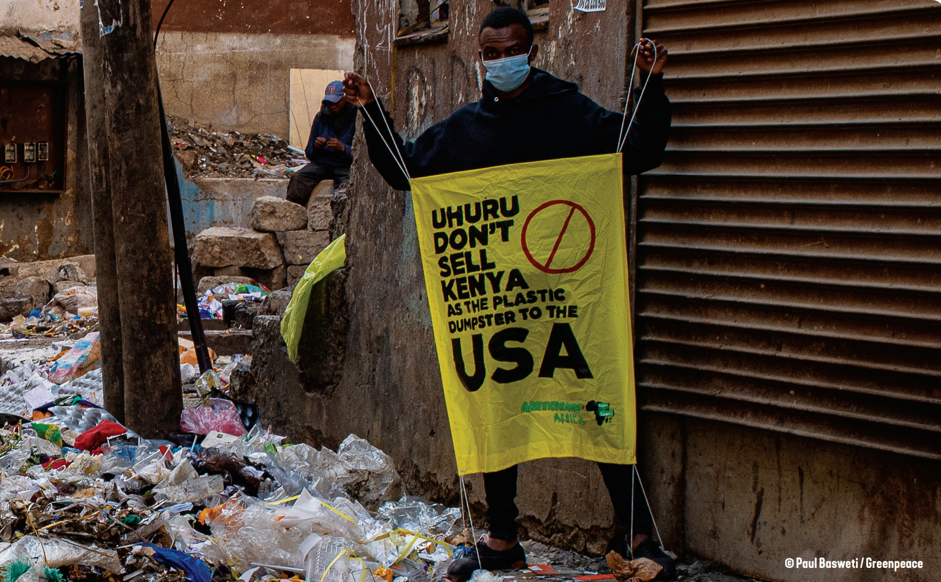 A protester in Kenya holds a sign that reads “Uhuru don’t sell Kenya as the plastic dumpster to the USA”. Photo: Paul Basweti / Greenpeace