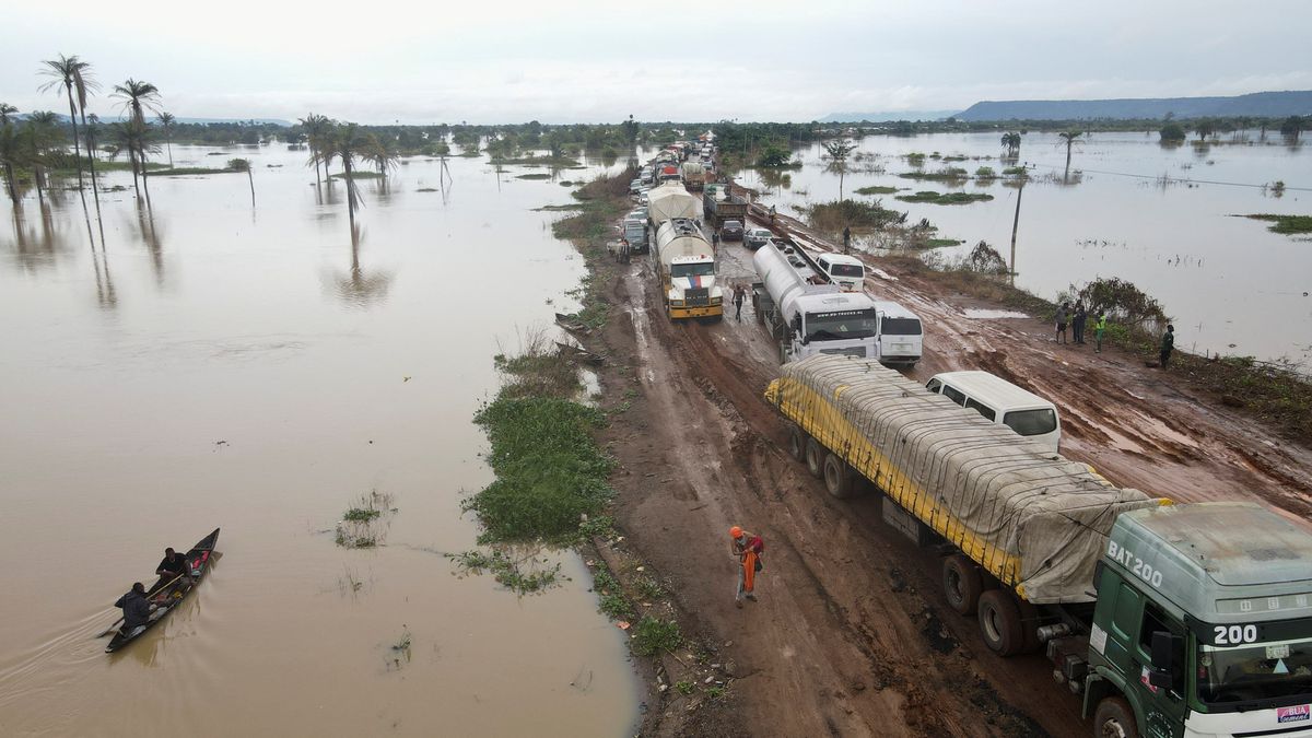 Cars, minibuses, and trucks carrying goods jostled to traverse an unflooded patch of road after the Benue River broke its banks in the city of Lokoja on 13 October 2022. Photo: Ayodeji Oluwagbemiga / REUTERS