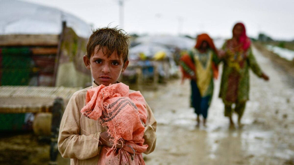 A child holds on to his belongings as families move to safer areas after flood water moved into their village houses in Naseerabad district, Balochistan province of Pakistan in September 2022. Photo: Sami Malik / UNICEF