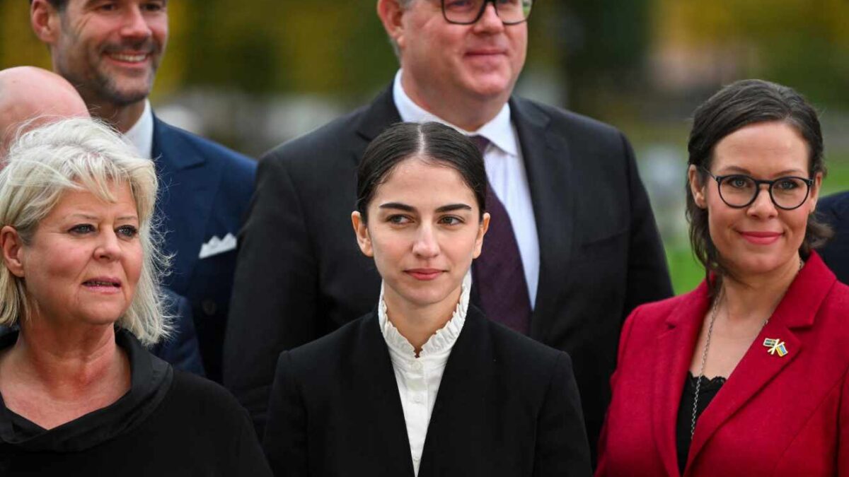 New Climate and Environment Minister Romina Pourmokhtari (center), is pictured during a group photo in front of the Parliament in Stockholm, on 18 October 2022. Photo: Jonathan Nackstrand / AFP