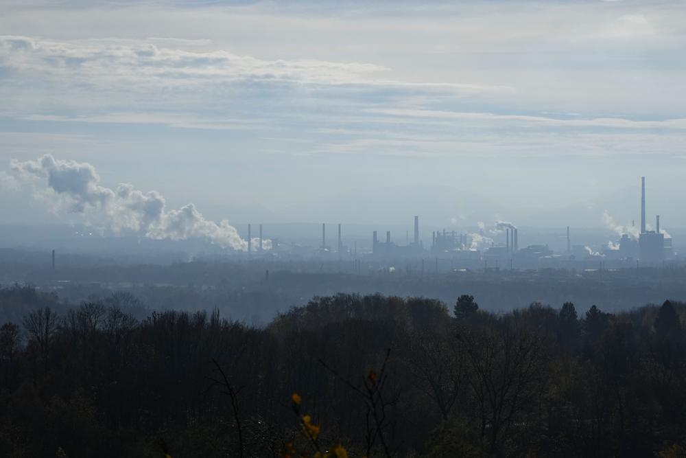 Smoke rises form chimneys of a steel plant in Ostrava, Czech Republic, Friday, 11 November 2022. High energy prices linked to Russia’s war on Ukraine have paved the way for coal’s comeback, endangering climate goals and threatening health from increased pollution. Photo: AP Photo / Petr David Josek