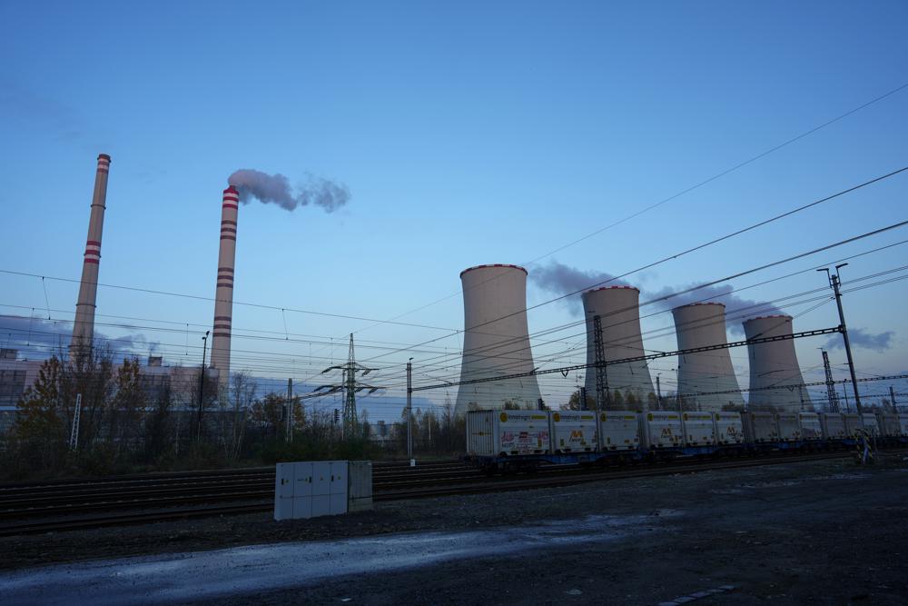 Smoke rises from chimneys of coal-fired power plant Detmarovice near Ostrava, Czech Republic, Thursday, 10 November 2022. High energy prices linked to Russia’s war on Ukraine have paved the way for coal’s comeback, endangering climate goals and threatening health from increased pollution. Photo: AP Photo / Petr David Josek