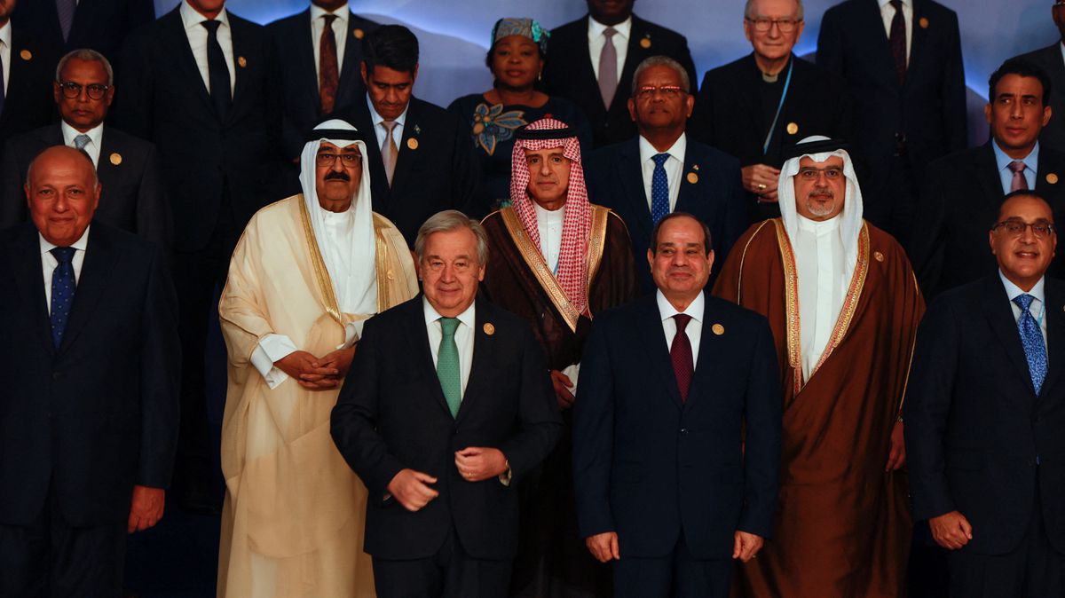 Egyptian President Abdel Fattah al-Sisi, Secretary-General of the United Nations Antonio Guterres, Saudi Adel Al-Jubeir, Egypt's Foreign Minister Sameh Hassan Shoukry, Crown Prince and the Prime Minister of Bahrain Salman bin Hamad Al Khalifa and other leaders pose for a family photo during the COP27 climate summit in Sharm el-Sheikh, Egypt, 7 November 2022. Photo: Mohammed Salem / REUTERS