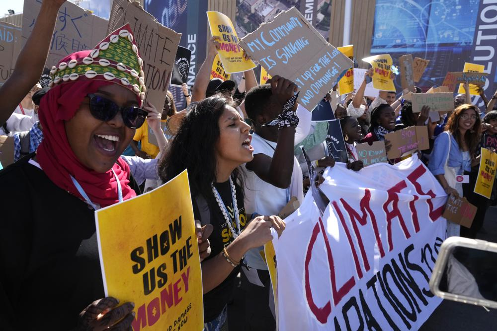 Demonstrators participate in a “Fridays for Future” protest calling for money for climate action at the COP27 U.N. Climate Summit, Friday, 11 November 2022, in Sharm el-Sheikh, Egypt. Photo: Peter Dejong / AP Photo