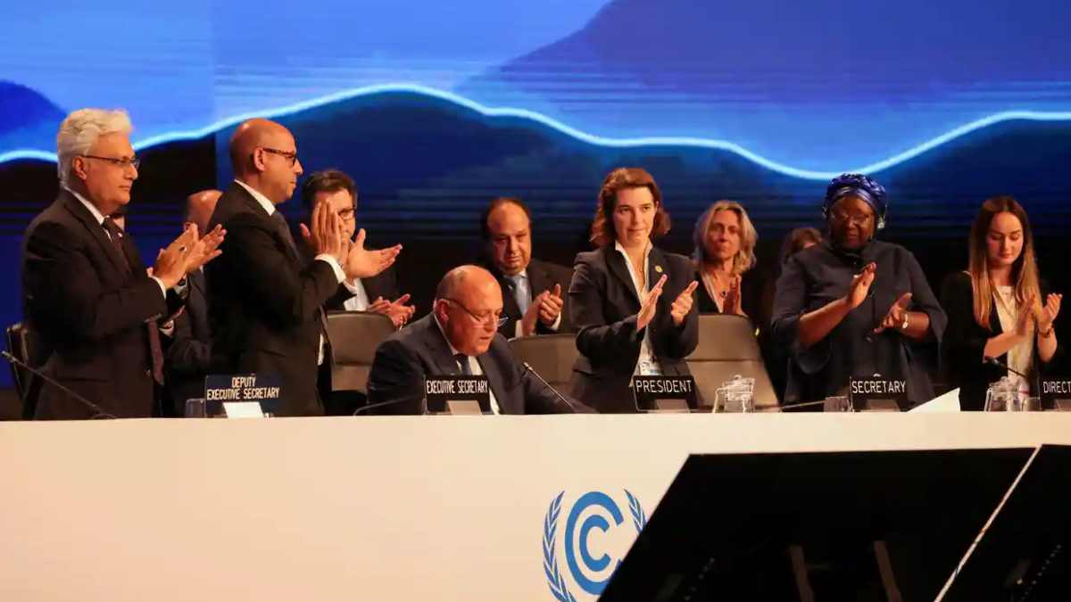 Delegates applaud as COP27 president Sameh Shoukry delivers a statement during the closing plenary at the climate summit in Red Sea resort of Sharm el-Sheikh on Sunday, 19 November 2022. Photo: Mohamed Abd El Ghany / Reuters