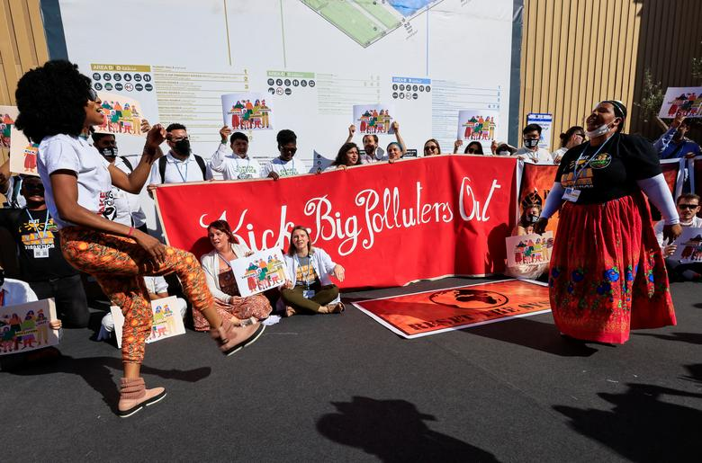 Climate activists protest against big polluters at the Sharm El-Sheikh International Convention Centre, during the COP27 climate summit, in Sharm el-Sheikh, Egypt, 10 November 2022. Photo: Emilie Madi / REUTERS
