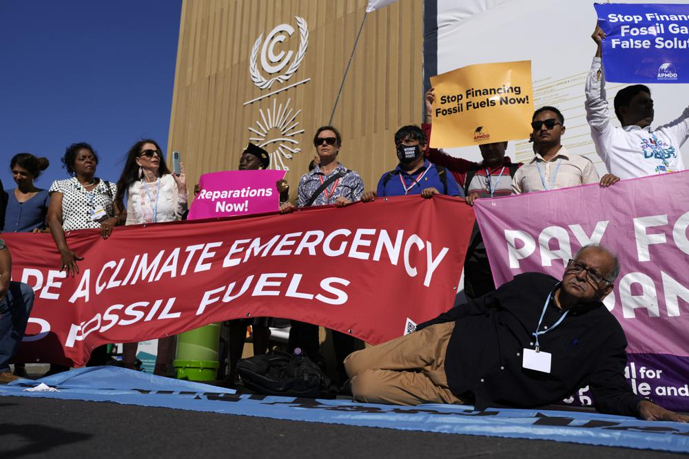 Demonstrators protest against fossil fuels at the COP27 U.N. Climate Summit, Friday, 11 November 2022, in Sharm el-Sheikh, Egypt. Photo: Peter Dejong / AP Photo