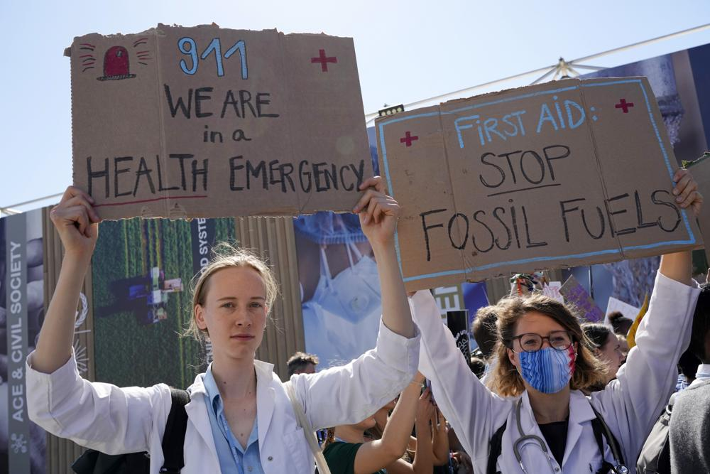 Medical professionals participate in a “Fridays for Future” protest calling for money for climate action at the COP27 U.N. Climate Summit, Friday, 11 November 2022, in Sharm el-Sheikh, Egypt. Photo: Peter Dejong / AP Photo