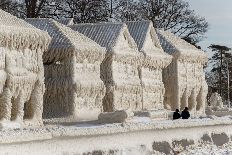 Homes are covered in ice Wednesday, 28 December 2022 in the waterfront community of Crystal Beach in Fort Erie, Ontario. Photo: Cole Burston / AFP / Getty Images