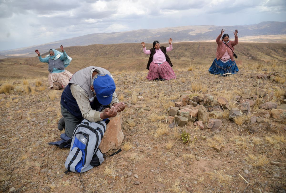 Indigenous people pray for rain in the Lloko Lloko community, in Tihuanacu, Bolivia on 23 November 2022. Photo: Claudia Morales / REUTERS