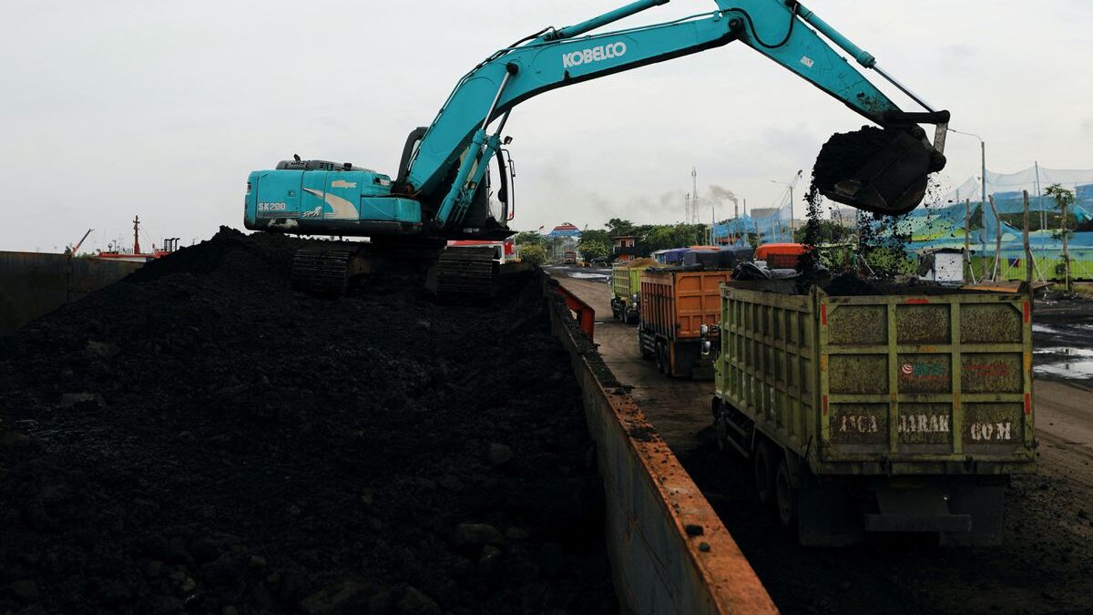 A heavy vehicle loads coal from the barge into a truck to be distributed, at the Karya Citra Nusantara port in North Jakarta, Indonesia, 13 January 2022. Photo: Willy Kurniawan / REUTERS