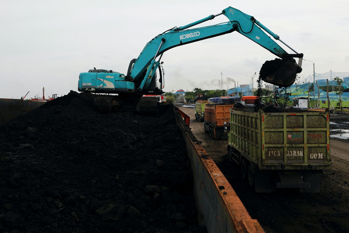 A heavy vehicle loads coal from the barge into a truck to be distributed, at the Karya Citra Nusantara port in North Jakarta, Indonesia, 13 January 2022. Photo: Willy Kurniawan / REUTERS