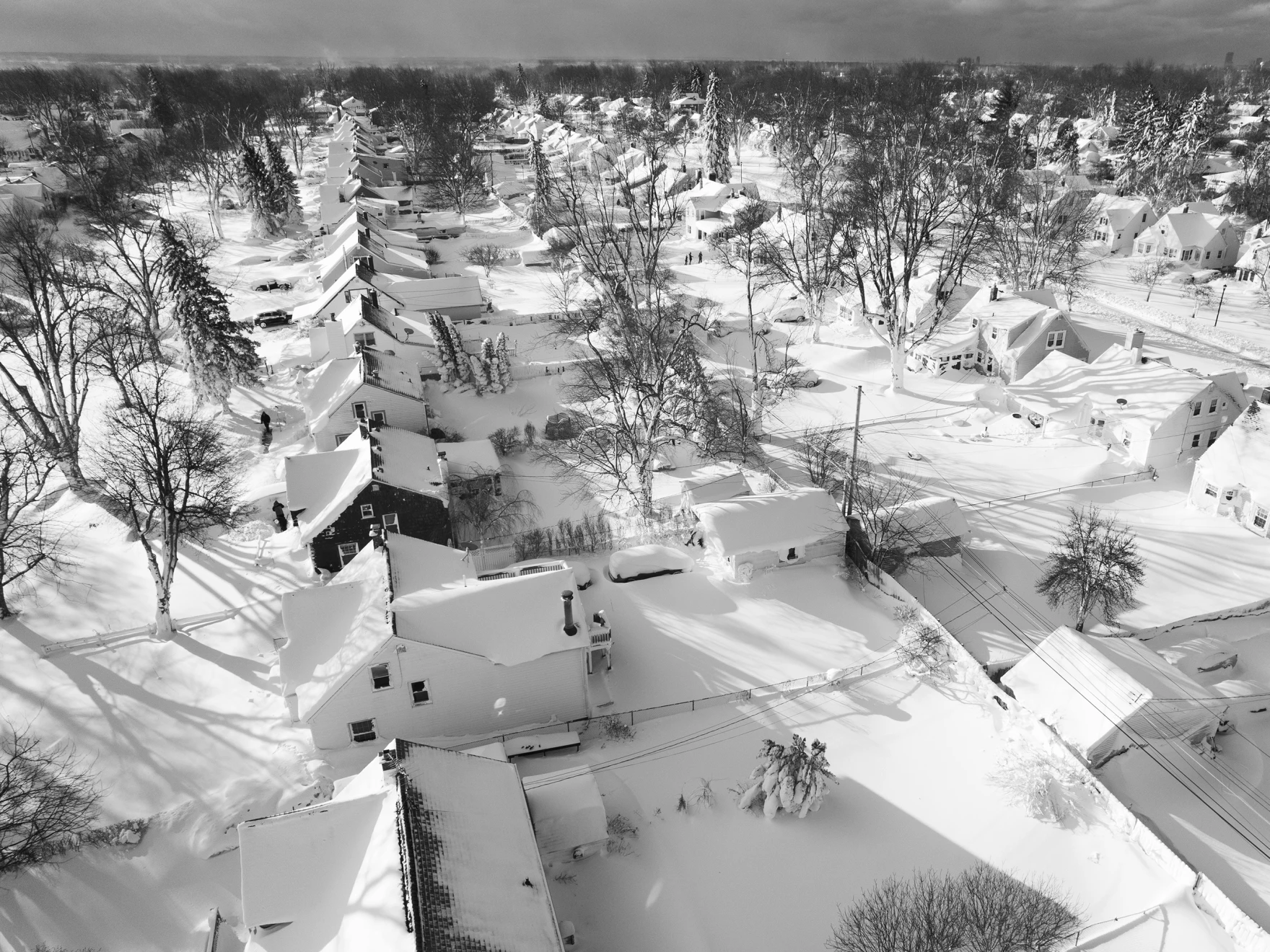 Snow blankets a neighborhood in Cheektowaga, New York, on Sunday, 25 December 2022. Photo: John Waller / AP