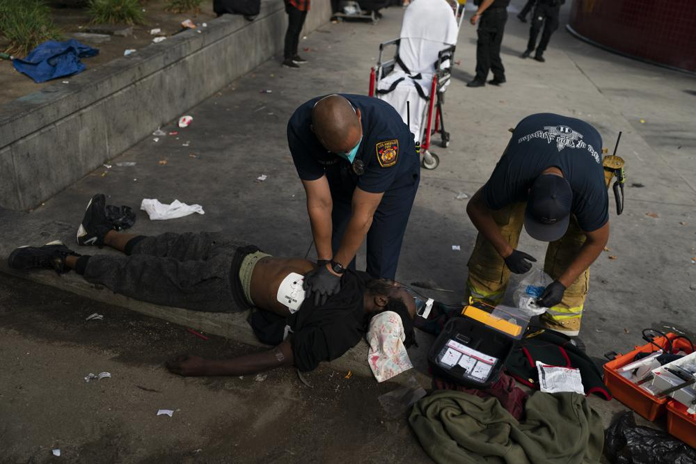 A paramedic performs CPR on a homeless man, who collapsed after a physical altercation over a coat with another homeless person, in Los Angeles, Wednesday, 27 July 2022. The 33-year-old man died of asphyxia and neck compression, according to his autopsy report. Photo: Jae C. Hong / AP Photo