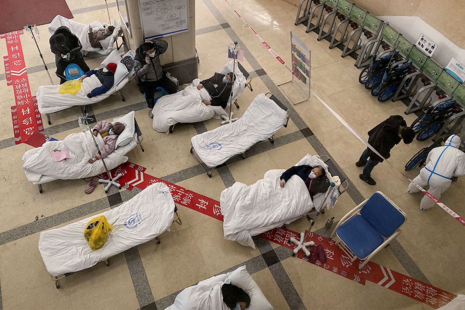 COVID-19 coronavirus patients lie on hospital beds in the lobby of the Chongqing No. 5 People's Hospital in China's southwestern city of Chongqing on 23 December 2022. Photo: Noel Celis / AFP / Getty Images