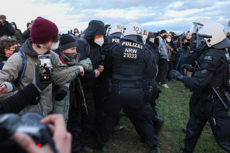 Activists clash with police officers at Luetzerath, Germany on 8 January 2023. Photo: Thilo Schmuelgen / REUTERS