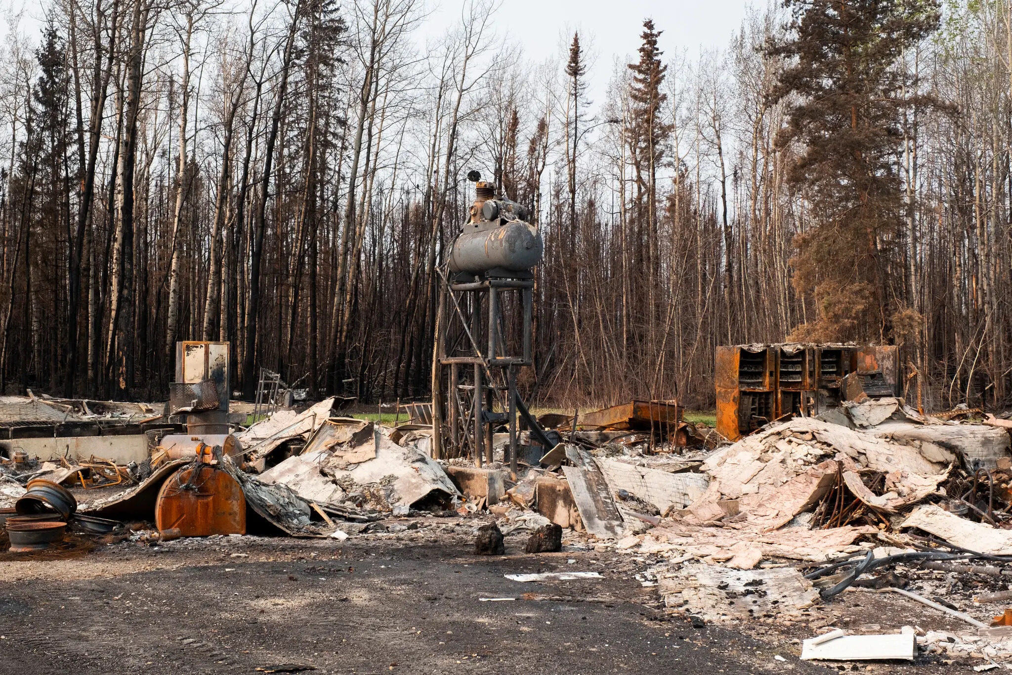 Destruction left behind by wildfires in Drayton Valley, Alberta in May 2023. Photo: Jen Osborne / The New York Times