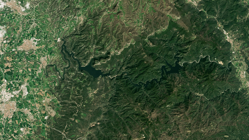 These two images show shrinking water reservoirs in the Catalonia region of Spain on 21 Mar 2021 and 12 Apr 2023. Photo: Allison Nussbaum / NASA