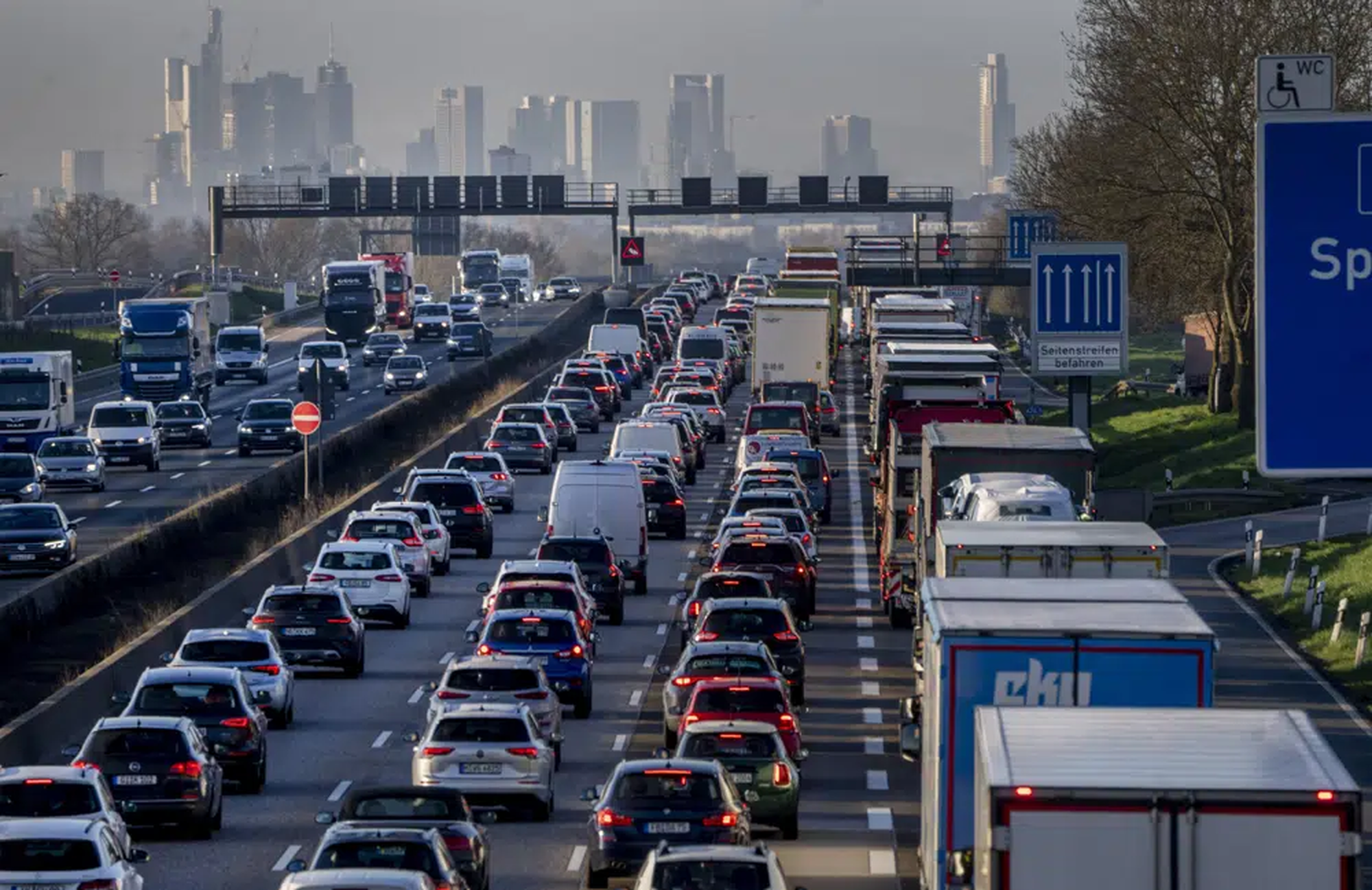 Cars and trucks queue in a traffic jam on a highway near Frankfurt, Germany, 28 March 2023. Photo: Michael Probst / AP Photo