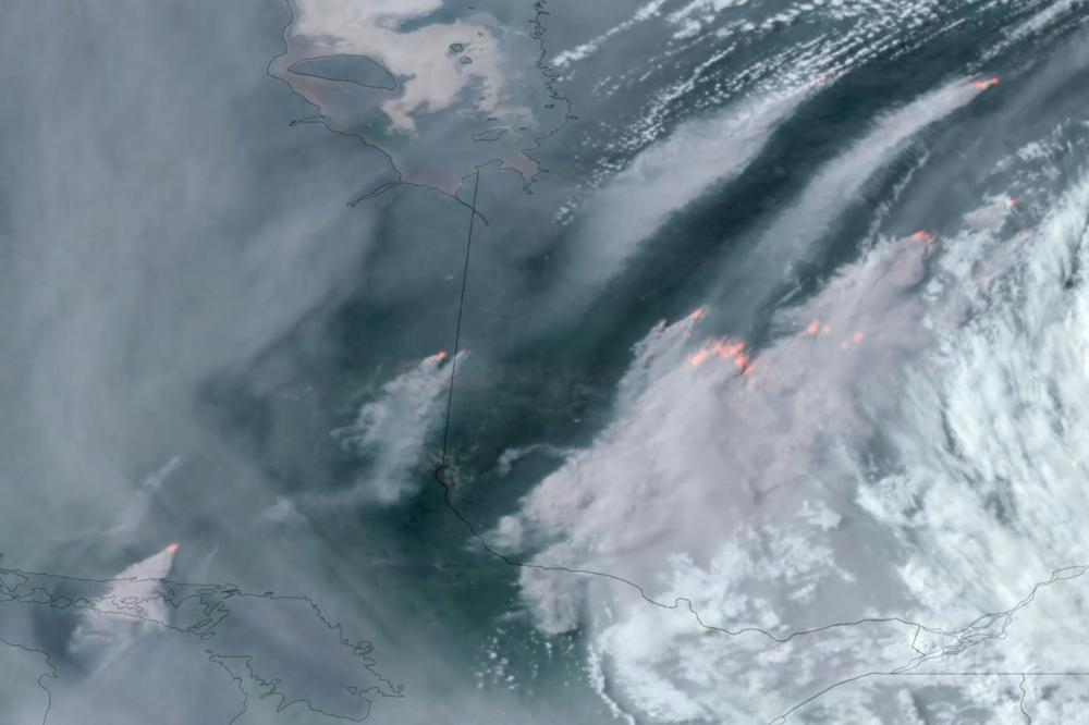 In this GOES-16 GeoColor and fire temperature satellite image taken Tuesday, 6 June 2023 at 6:40 p.m. EDT and provided by CIRA/NOAA, smoke from wildfires burning in the Canadian Provinces of Quebec, right, and Ontario, left, drift southward. Photo: CIRA / NOAA / AP