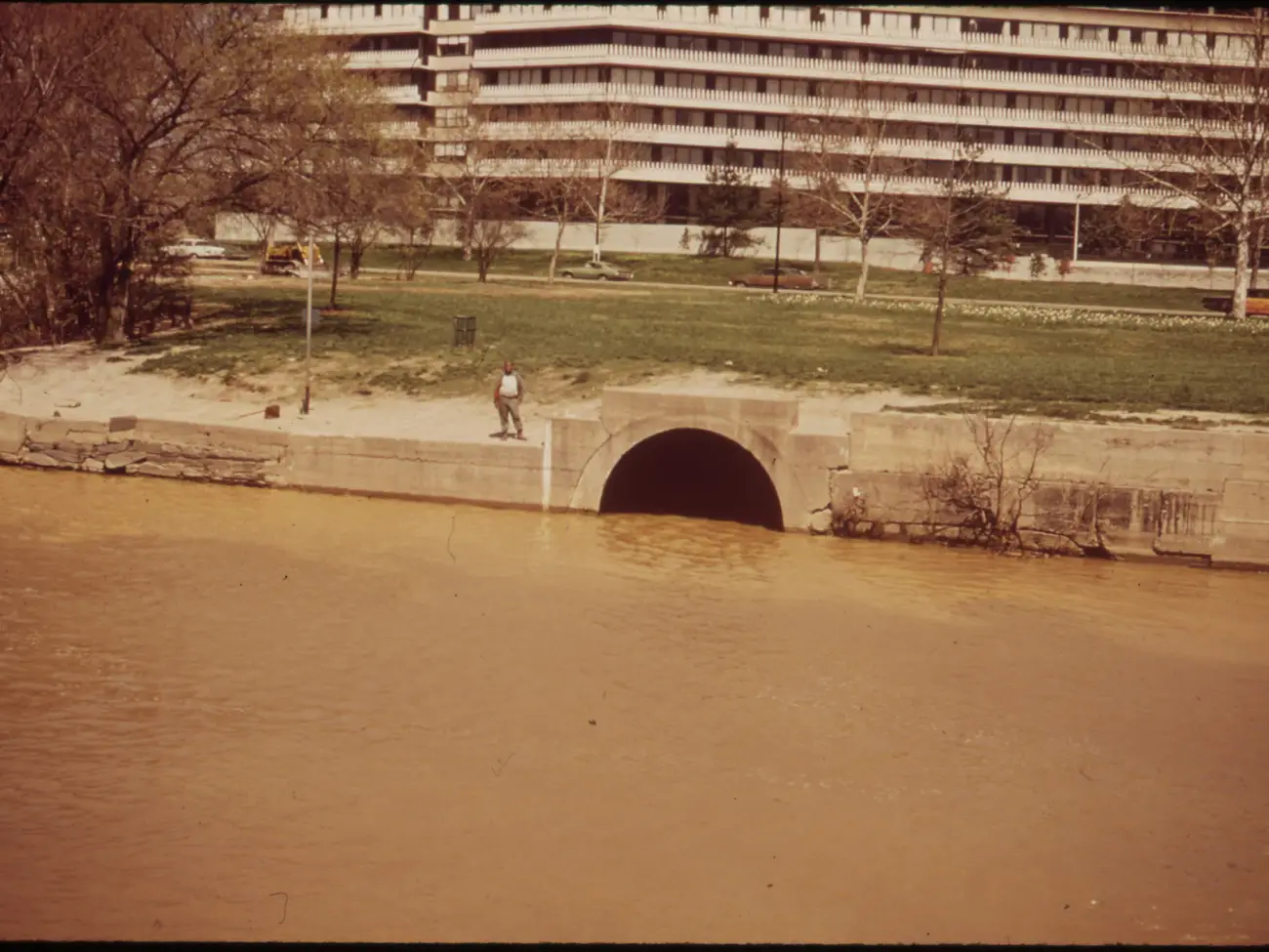 Raw sewage flows through the Georgetown Gap, into the Potomac River in Washington D.C., in 1973. Photo: John Neubauer / EPA