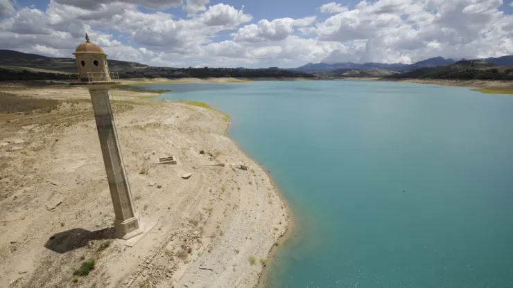 A view of the drought that affected the Los Bermejales reservoir, which was at 18 percent of its capacity in Arenas del Rey in Granada, Spain, on 13 May 2023. Photo: Anadolu Agency / Getty Images