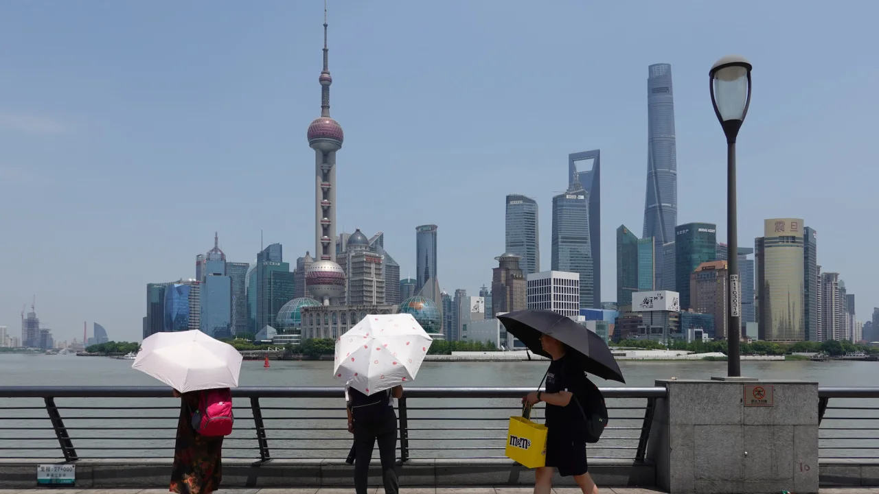 Tourists holding umbrellas visit Shanghai during a heat wave on 29 May 2023. In 2023, the city recorded its highest May temperature in more than 100 years. Photo: Wang Gang / VCG / Getty Images