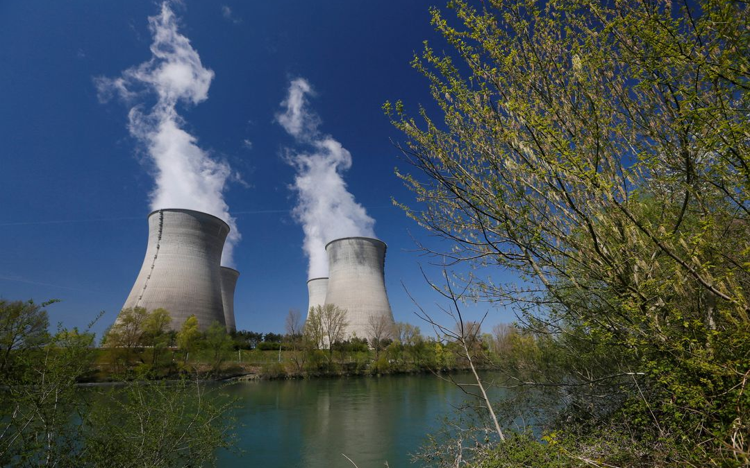 Steam rises from the cooling towers of the Electricite de France nuclear power station of Le Bugey in Saint-Vulbas near Lyon, 13 April 2015. Robert Pratta / REUTERS
