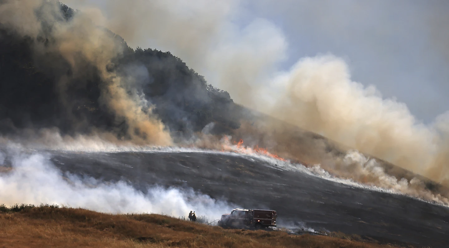 The San Antonio Fire spreads uphill west of Petaluma, California, Friday, 30 June 2023. California was in the middle of a heat wave during the long Fourth of July weekend Photo: Kent Porter / The Press Democrat / AP