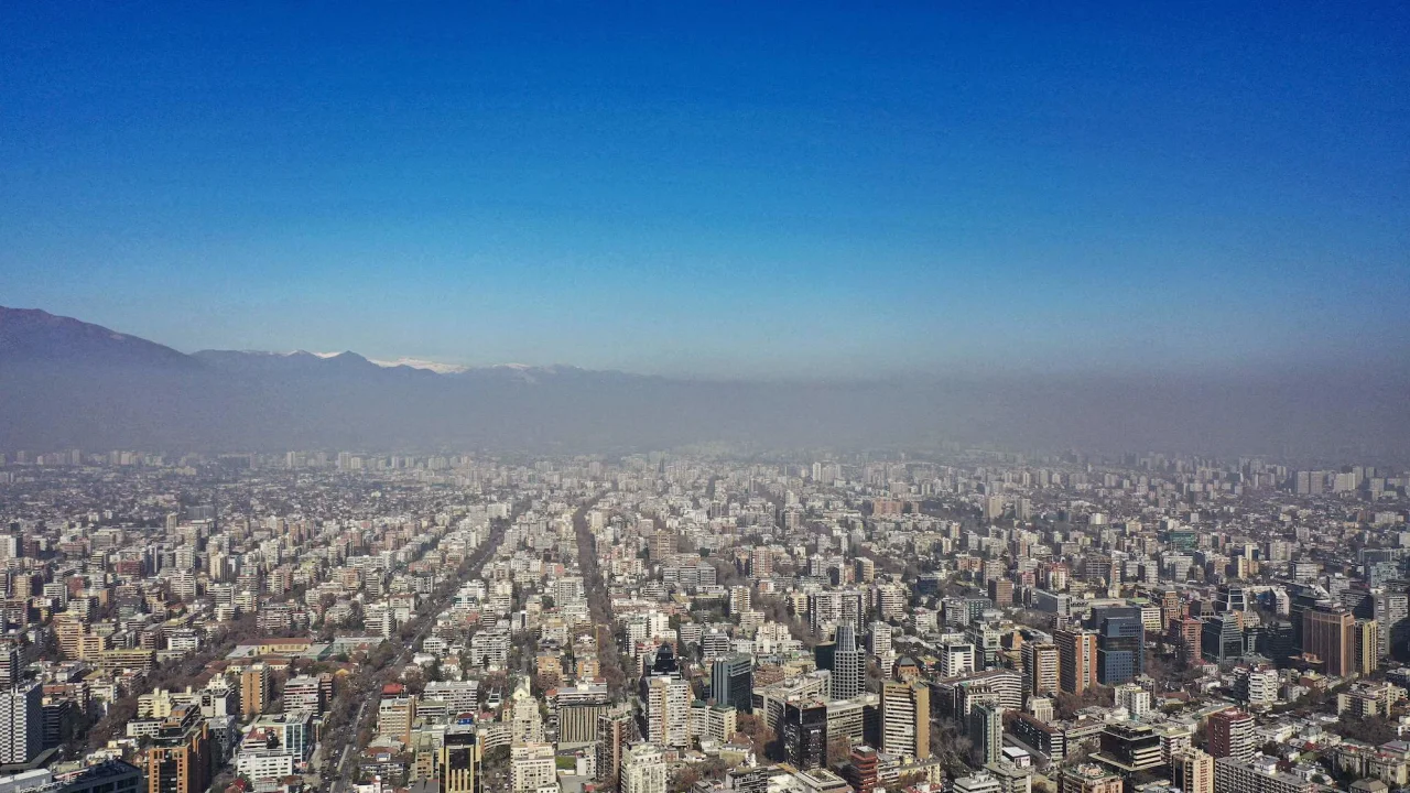 Aerial view of smog caused by high temperatures in the city of Santiago, Chile on 2 August 2023. Photo: Martin Bernetti / AFP / Getty Images