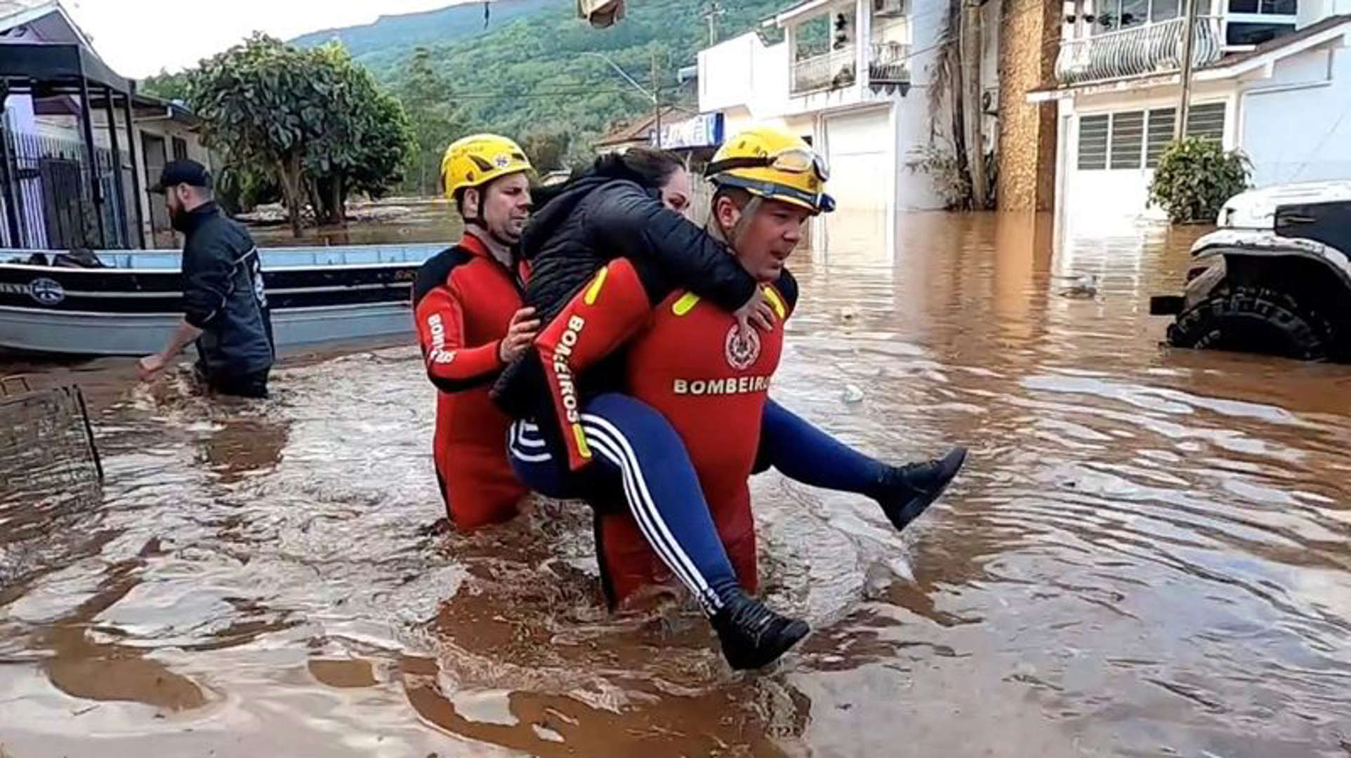 Rescuers help people amid a flood in Rio Grande Do Sul, 6 September 2023. Photo: REUTERS