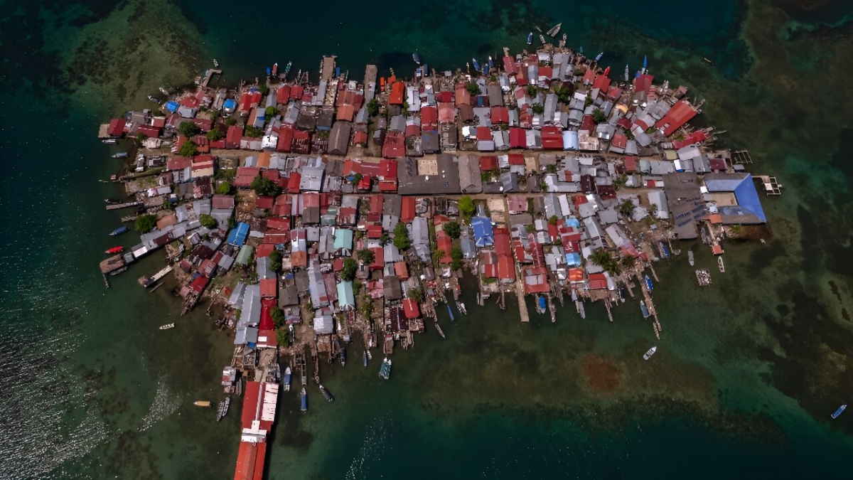 Aerial view of the Panamanian island of Carti Sugdupu. Hundreds are preparing to leave the island in the face of rising sea levels. Photo: Luis Acosta
