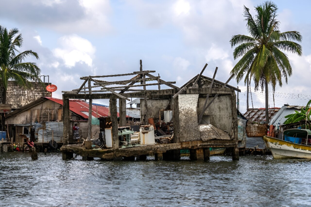 An abadoned house on the Panamanian island of Carti Sugdupu. The rising sea has destroyed several houses on the Caribbean island already. Photo: Luis Acosta