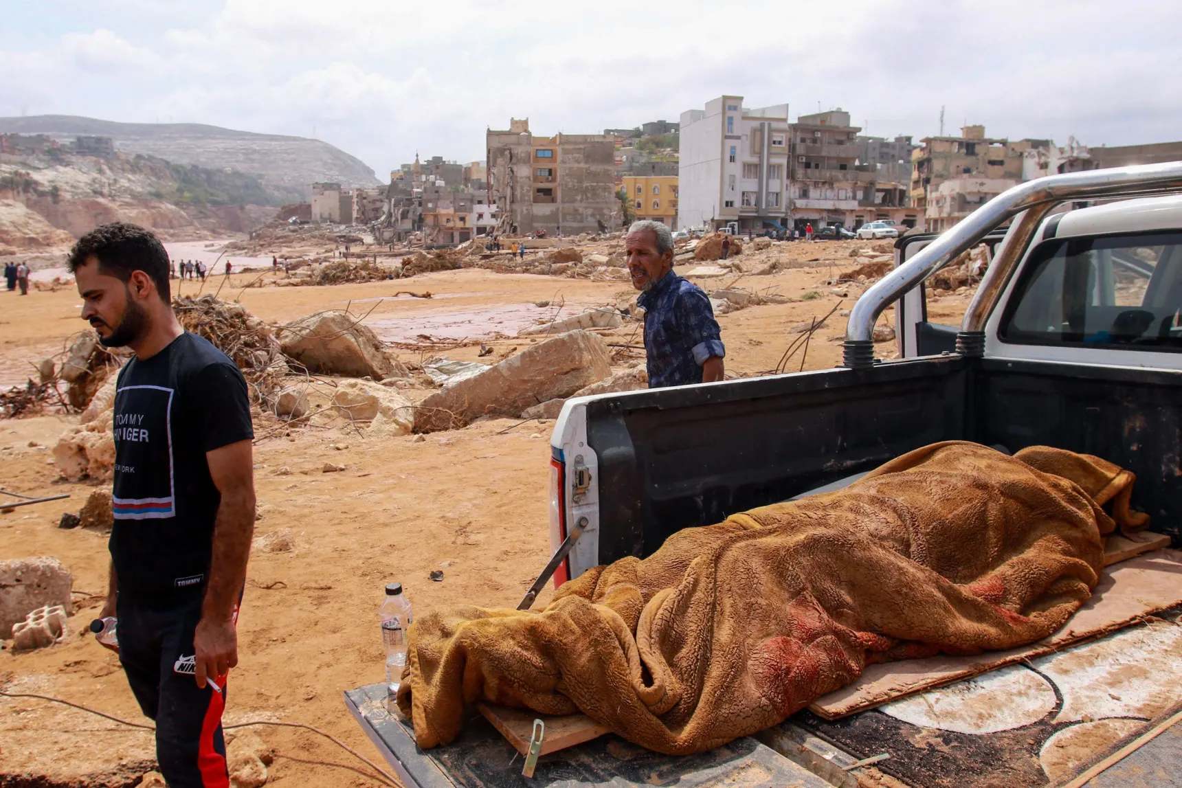The body of a flood victim is placed in the back of a pickup truck in Derna, eastern Libya, on Monday, 11 September 2023 . Photo: AFP / Getty Images