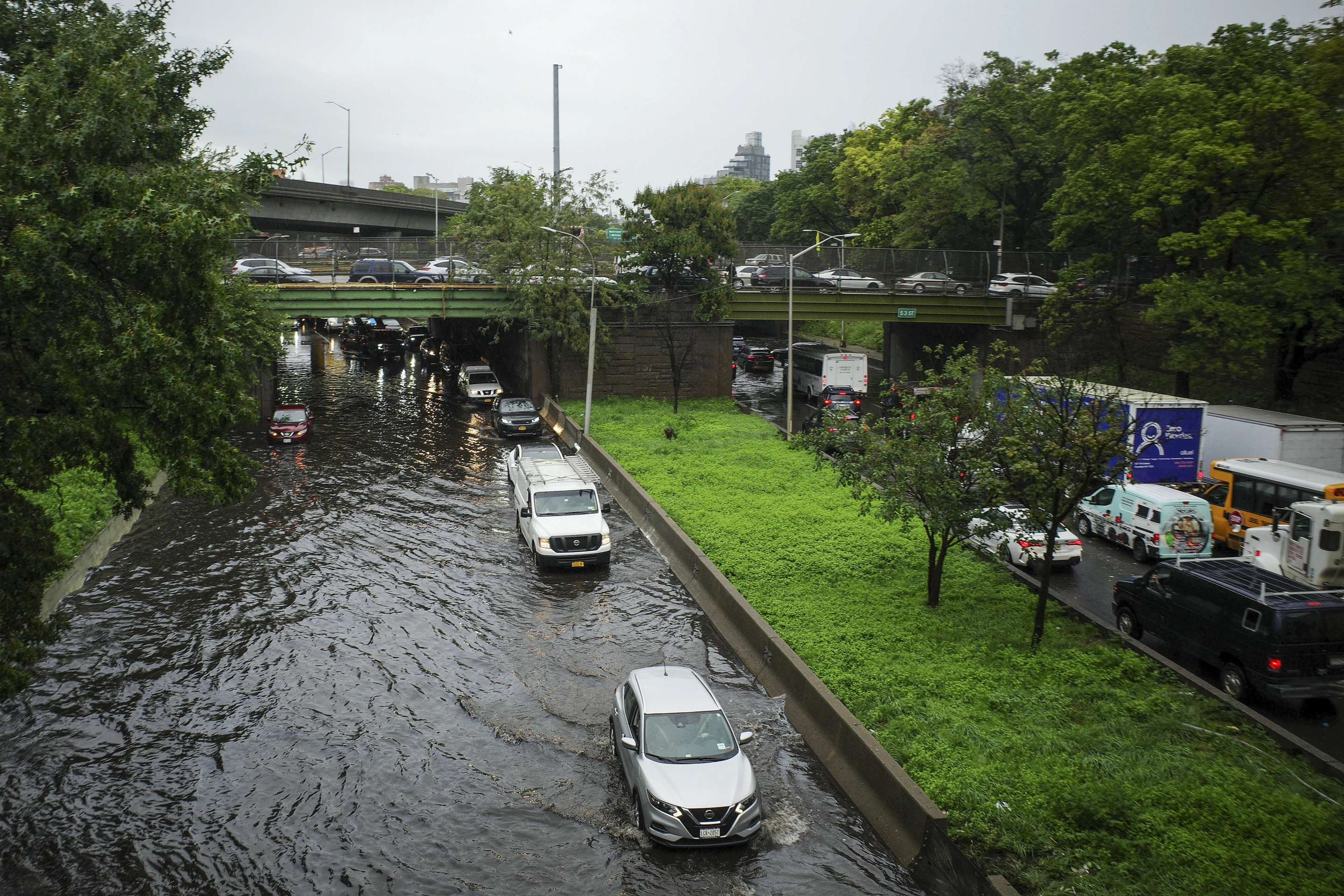Traffic makes its way through flood waters along the Brooklyn Queens Expressway, Friday, 29 September 2023, in New York. A potent rush-hour rainstorm swamped the New York metropolitan area. The deluge shut down swaths of the subway system, flooded some streets and highways, and cut off access to at least one terminal at LaGuardia Airport. Photo: Robert Bumsted / AP Photo