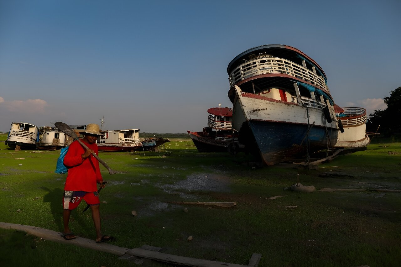 Boats stranded in the mud of the parched Rio Negro amid a drought in the Amazonas state of Brazil on 29 September 2023. Photo: Michael Dantas / AFP