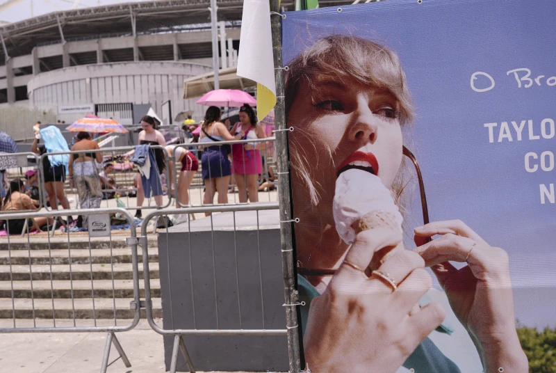 Taylor Swift fans wait for the doors of Nilton Santos Olympic stadium to open for her Eras Tour concert amid a heat wave in Rio de Janeiro, Brazil, Saturday, 18 November 2023. A 23-year-old Taylor Swift fan died at the singer’s Eras Tour concert in Rio de Janeiro Friday night, according to a statement from the show’s organizers in Brazil. Photo: Silvia Izquierdo / AP Photo